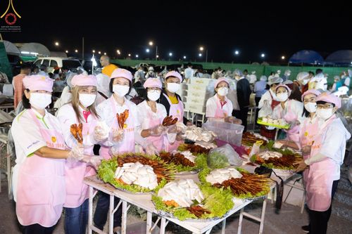 ภาพ No.74378:พิธีถวายภัตตาหารเป็นสังฆทาน แด่คณะพระธรรมยาตราฯ ในโครงการธรรมยาตรากตัญญูบูชา มหาปูชนียาจารย์ พระมงคลเทพมุนี(สด จนฺทสโร) พระผู้ปราบมาร อนุสรณ์สถาน 7 แห่ง ปีที่ 11 วันที่ 26 มกราคม พ.ศ. 2566