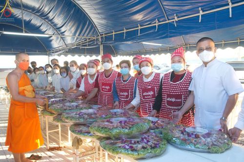 ภาพ No.74941:พิธีถวายภัตตาหารเป็นสังฆทาน แด่คณะพระธรรมยาตราฯ ในโครงการธรรมยาตรากตัญญูบูชา มหาปูชนียาจารย์ พระมงคลเทพมุนี(สด จนฺทสโร) พระผู้ปราบมาร อนุสรณ์สถาน 7 แห่ง ปีที่ 11 วันที่ 29 มกราคม พ.ศ. 2566