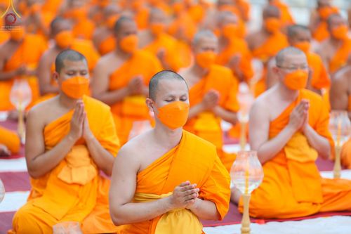 ภาพ No.70168:พิธีจุดประทีปถวายเป็นพุทธบูชา และบูชาธรรมมหาปูชนียาจารย์ ในโครงการธรรมยาตรากตัญญูบูชา มหาปูชนียาจารย์ พระมงคลเทพมุนี(สด จนฺทสโร) พระผู้ปราบมาร ปีที่ 11 ณ อนุสรณ์สถานลำดับที่ 2 สถานที่ตั้งมโนปณิธานบวชตลอดชีวิต อนุสรณ์สถานคลองบางนางแท่น อ.สามพราน จ.นครปฐม 