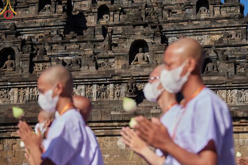 ภาพ No.68195:พิธีเวียนประทักษิณ และวันทาพระมหาเจดีย์บรมพุทโธ ของนาคธรรมทายาท ประเทศอินโดนีเซีย วันที่ 17 ธันวาคม พ.ศ. 2565