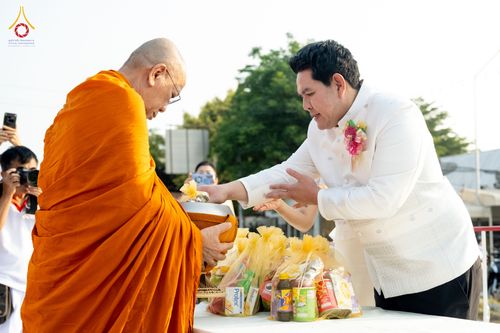 ภาพ No.318075:วันเสาร์ที่ 4 เมษายน พ.ศ. 2569 งานทำบุญเมืองใจกลางอยุธยา  ตักบาตรพระ 1,109 รูป ณ ถนนชีกุน หน้าวัดมหาธาตุ และวัดราชบูรณะ