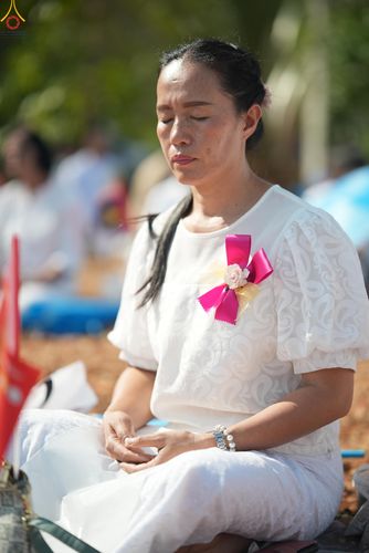 ภาพ No.326872:วันศุกร์ที่ ๑ พฤษภาคม พ.ศ.๒๕๖๙ พิธีทอดผ้าป่า สถาปนาองค์พระเจดีย์เพื่อสร้างสันติภาพโลก และ พิธีโปรยรัตนชาติ กลั่นแผ่นดิน  โปรยทราย เป็นปฐมฤกษ์ ณ ศูนย์ปฏิบัติธรรมเถินเทิดธรรม ต.แม่ปะ อ.เถิน จ.ลำปาง