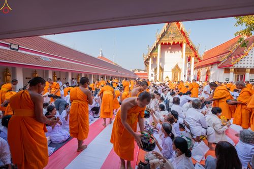 ภาพ No.294523:วันที่ 14 มกราคม พ.ศ. 2569 พิธีตักบาตรพระธรรมยาตรา ณ วัดสองพี่น้อง ต.ต้นตาล อ.สองพี่น้อง จ.สุพรรณบุรี ในโครงการธรรมยาตรา กตัญญูบูชา มหาปูชนียาจารย์ พระมงคลเทพมุนี(สด จนฺทสโร) พระผู้ปราบมาร อนุสรณ์สถาน 7 แห่ง ปีที่ 14