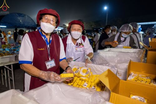 ภาพ No.73857:พิธีถวายภัตตาหารเป็นสังฆทาน แด่คณะพระธรรมยาตราฯ ในโครงการธรรมยาตรากตัญญูบูชา มหาปูชนียาจารย์ พระมงคลเทพมุนี(สด จนฺทสโร) พระผู้ปราบมาร อนุสรณ์สถาน 7 แห่ง ปีที่ 11 วันที่ 23 มกราคม พ.ศ. 2566