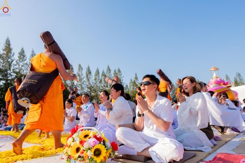 ภาพ No.290544:วันที่ 7 มกราคม พ.ศ. 2569 พิธีต้อนรับพระธรรมยาตรา ณ อนุสรณ์สถานลำดับที่ 2  สถานที่ตั้งมโนปณิธานบวชตลอดชีวิต อนุสรณ์สถานคลองบางนางแท่น (ภาพชุดที่ 2) อ.สามพราน จ.นครปฐม ในโครงการธรรมยาตรา กตัญญูบูชา มหาปูชนียาจารย์ พระมงคลเทพมุนี(สด จนฺทสโร) พระผู้ปราบมาร 