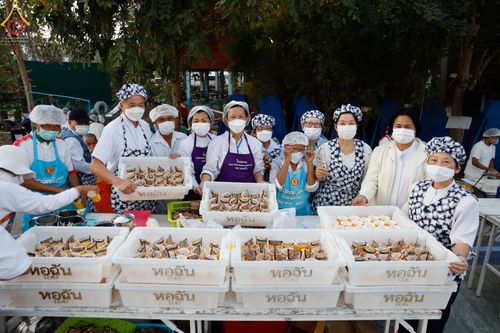 ภาพ No.72142:พิธีถวายภัตตาหารเป็นสังฆทาน แด่คณะพระธรรมยาตราฯ ในโครงการธรรมยาตรากตัญญูบูชา มหาปูชนียาจารย์ พระมงคลเทพมุนี(สด จนฺทสโร) พระผู้ปราบมาร อนุสรณ์สถาน 7 แห่ง ปีที่ 11 วันที่ 18 มกราคม พ.ศ. 2566