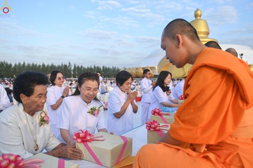 ภาพ No.302538:วันที่ 24 มกราคม พ.ศ. 2569 พิธีตักบาตรพระธรรมยาตรา ณ อนุสรณ์สถานลำดับที่ 5 สถานที่เผยแผ่วิชชาธรรมกายครั้งแรก อนุสรณ์สถานบางปลา วัดบางปลา อำเภอบางเลน จังหวัดนครปฐม ในโครงการธรรมยาตรา กตัญญูบูชา มหาปูชนียาจารย์ พระมงคลเทพมุนี(สด จนฺทสโร) พระผู้ปราบมาร อนุส