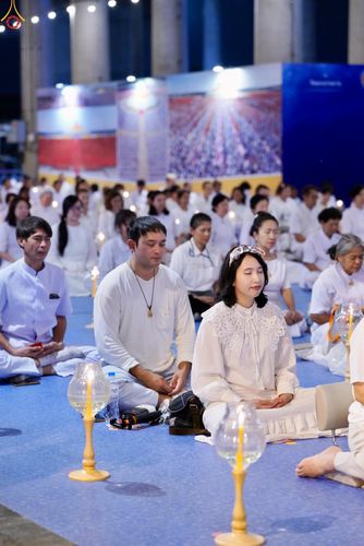 ภาพ No.331058:วันวิสาขบูชา อาทิตย์ที่ 31 พฤษภาคม พ.ศ.2569 พิธีจุดวิสาขประทีป , พิธีเวียนประทักษิณ  รอบพระมหาธรรมกายเจดีย์  และพิธีฉลองชัยสวดมนต์บทธัมมจักกัปปวัตนสูตร  ครบ 8,415,000,000 จบ ณ วัดพระธรรมกาย
