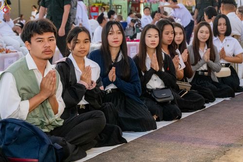 ภาพ No.282588:วันเสาร์ที่ 20 ธันวาคม พ.ศ.2568 พิธีตักบาตรพระ 10,000 รูป (ชุด 2) เนื่องในโอกาส 194 ปี จังหวัดกาญจนบุรี และอุทิศส่วนกุศลให้แด่บรรพชนทั้งหลาย บริเวณถนนสองแคว (Skywalk) เมืองกาญจนบุรี