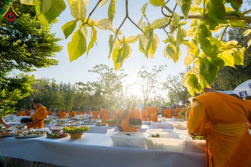 ภาพ No.292719:วันที่ 12 มกราคม พ.ศ. 2569 พิธีถวายภัตตาหารเป็นสังฆทาน แด่พระธรรมยาตรา ณ อนุสรณ์สถานมหาวิหารพระมงคลเทพมุนี (โลตัสแลนด์) อ.สองพี่น้อง จ.สุพรรณบุรี ในโครงการธรรมยาตรา กตัญญูบูชา มหาปูชนียาจารย์ พระมงคลเทพมุนี(สด จนฺทสโร) พระผู้ปราบมาร อนุสรณ์สถาน 7 แห่ง ปี