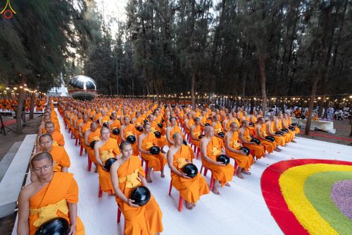 ภาพ No.289184:วันที่ 7 มกราคม พ.ศ. 2569 พิธีตักบาตรพระธรรมยาตรา ณ อนุสรณ์สถานลำดับที่ 1 สถานที่เกิดด้วยรูปกายเนื้อ อนุสรณ์สถานมหาวิหารพระมงคลเทพมุนี (โลตัสแลนด์) อ.สองพี่น้อง จ.สุพรรณบุรี ในโครงการธรรมยาตรา กตัญญูบูชา มหาปูชนียาจารย์ พระมงคลเทพมุนี(สด จนฺทสโร) พระผู้ป