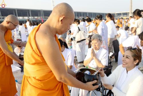 ภาพ No.279867:วันที่ 1 มกราคม พ.ศ.2569 พิธีตักบาตรในวันขึ้นปีใหม่ ณ ลานธรรม วัดพระธรรมกาย