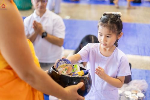 ภาพ No.318207:วันอาทิตย์ต้นเดือนที่ 5 เมษายน พ.ศ.2569 พิธีตักบาตร ณ บ้านแก้วเรือนทองคุณยายอาจารย์ฯ วัดพระธรรมกาย