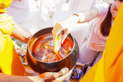 ภาพ No.282744:วันเสาร์ที่ 20 ธันวาคม พ.ศ.2568 พิธีตักบาตรพระ 10,000 รูป (ชุด 2) เนื่องในโอกาส 194 ปี จังหวัดกาญจนบุรี และอุทิศส่วนกุศลให้แด่บรรพชนทั้งหลาย บริเวณถนนสองแคว (Skywalk) เมืองกาญจนบุรี