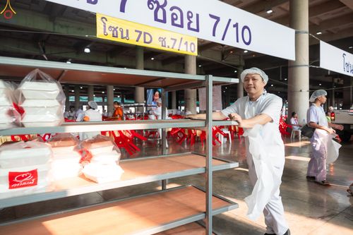 ภาพ No.325741:วันที่ 22 เมษายน พ.ศ.2569(วันคุ้มครองโลก) งานถวายมหาสังฆทาน 40,000 กว่าวัดทั่วประเทศ เจ้าหน้าที่ สาธุชน ร่วมใจจัดเตรียมภัตตาหารเพล (ชุด 2)