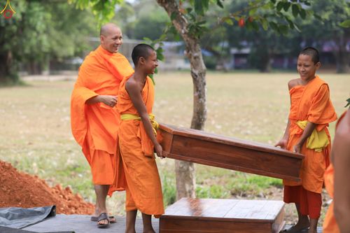 ภาพ No.280844:วันที่ 27 ธันวาคม พ.ศ.2568 คณะสงฆ์และเจ้าหน้าที่ทุกสังกัด ช่วยกันเตรียมงานตักบาตรพระ 1,000 รูป จ.สตูล