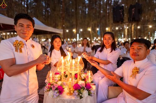 ภาพ No.290148:วันที่ 6 มกราคม พ.ศ. 2569 พิธีจุดประทีปถวายเป็นพุทธบูชา และบูชาธรรมมหาปูชนียาจารย์ (ภาพชุดที่ 2) ณ อนุสรณ์สถานมหาวิหารพระมงคลเทพมุนี (โลตัสแลนด์) อ.สองพี่น้อง จ.สุพรรณบุรี ในโครงการธรรมยาตรา กตัญญูบูชา มหาปูชนียาจารย์ พระมงคลเทพมุนี(สด จนฺทสโร) พระผู้ปรา