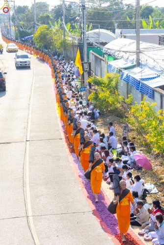 ภาพ No.295112:วันที่ 14 มกราคม พ.ศ. 2569 พิธีต้อนรับพระธรรมยาตรา อนุสรณ์สถานลำดับที่ 4  สถานที่เกิดด้วยกายธรรม ณ วัดโบสถ์บน ต.บางคูเวียง จ.นนทบุรี ในโครงการธรรมยาตรา กตัญญูบูชา มหาปูชนียาจารย์ พระมงคลเทพมุนี(สด จนฺทสโร) พระผู้ปราบมาร อนุสรณ์สถาน 7 แห่ง ปีที่ 14