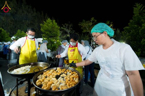 ภาพ No.287944:วันที่ 4 มกราคม พ.ศ. 2569 พิธีถวายภัตตาหารเป็นสังฆทาน แด่พระธรรมยาตรา ในโครงการธรรมยาตรา กตัญญูบูชา มหาปูชนียาจารย์ พระมงคลเทพมุนี(สด จนฺทสโร) พระผู้ปราบมาร อนุสรณ์สถาน 7 แห่ง ปีที่ 14 ณ อนุสรณ์สถานมหาวิหารพระมงคลเทพมุนี (โลตัสแลนด์) อ.สองพี่น้อง จ.สุพรร