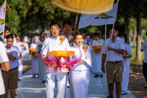 ภาพ No.285717:วันพุธที่ 10 ธันวาคม พ.ศ.2568  พิธีตอกเสาเข็มมงคลต้นสุดท้าย รองรับองค์พระเจดีย์เพื่อสร้างสันติภาพโลก ณ ศูนย์ปฏิบัติธรรมและศูนย์อบรมเยาวชน ชัยนาท