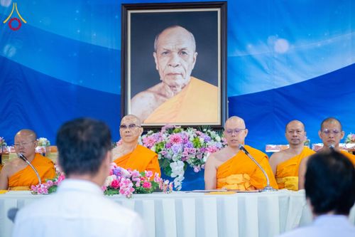 ภาพ No.288082:วันที่ 4 มกราคม พ.ศ. 2569 พิธีถวายภัตตาหารเป็นสังฆทาน แด่พระธรรมยาตรา ในโครงการธรรมยาตรา กตัญญูบูชา มหาปูชนียาจารย์ พระมงคลเทพมุนี(สด จนฺทสโร) พระผู้ปราบมาร อนุสรณ์สถาน 7 แห่ง ปีที่ 14 ณ อนุสรณ์สถานมหาวิหารพระมงคลเทพมุนี (โลตัสแลนด์) อ.สองพี่น้อง จ.สุพรร