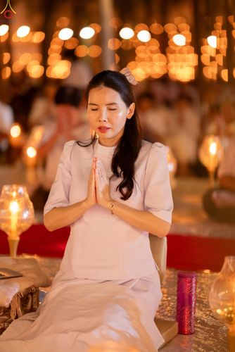 ภาพ No.290243:วันที่ 6 มกราคม พ.ศ. 2569 พิธีจุดประทีปถวายเป็นพุทธบูชา และบูชาธรรมมหาปูชนียาจารย์ (ภาพชุดที่ 2) ณ อนุสรณ์สถานมหาวิหารพระมงคลเทพมุนี (โลตัสแลนด์) อ.สองพี่น้อง จ.สุพรรณบุรี ในโครงการธรรมยาตรา กตัญญูบูชา มหาปูชนียาจารย์ พระมงคลเทพมุนี(สด จนฺทสโร) พระผู้ปรา