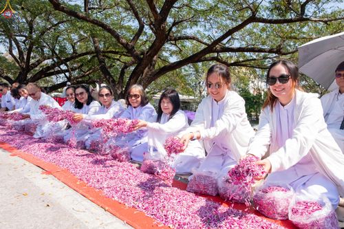 ภาพ No.304100:วันที่ 25 มกราคม พ.ศ. 2569 พิธีต้อนรับพระธรรมยาตรา  รร.สามัคคีราษฏร์บำรุง-วัดพระธรรมกาย ในโครงการธรรมยาตรา กตัญญูบูชา มหาปูชนียาจารย์ พระมงคลเทพมุนี(สด จนฺทสโร) พระผู้ปราบมาร อนุสรณ์สถาน 7 แห่ง ปีที่ 14