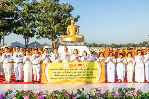 ภาพ No.282647:วันเสาร์ที่ 20 ธันวาคม พ.ศ.2568 พิธีตักบาตรพระ 10,000 รูป (ชุด 2) เนื่องในโอกาส 194 ปี จังหวัดกาญจนบุรี และอุทิศส่วนกุศลให้แด่บรรพชนทั้งหลาย บริเวณถนนสองแคว (Skywalk) เมืองกาญจนบุรี