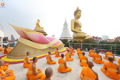 ภาพ No.299990:วันที่ 22 มกราคม พ.ศ.2569 พระธรรมยาตราปฏิบัติธรรม และถ่ายภาพหมู่ประวัติศาสตร์ ณ อาคารธรรมยาตรา กตัญญูบูชามหาปูชนียาจารย์  ตรงข้ามวัดปากน้ำภาษีเจริญ จ.กรุงเทพมหานคร ในโครงการธรรมยาตรา กตัญญูบูชา มหาปูชนียาจารย์ พระมงคลเทพมุนี(สด จนฺทสโร) พระผู้ปราบมาร อนุ