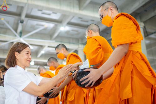 ภาพ No.82899:พิธีตักบาตรฉลองพระบวชใหม่  โครงการธรรมทายาทอุปสมบทหมู่อุดมศึกษา  รุ่นที่50 ภาคฤดูฝน วันเสาร์ที่ 24 มิถุนายน พ.ศ.2566 ณ มหารัตนวิหารคด คอร์ 6 วัดพระธรรมกาย