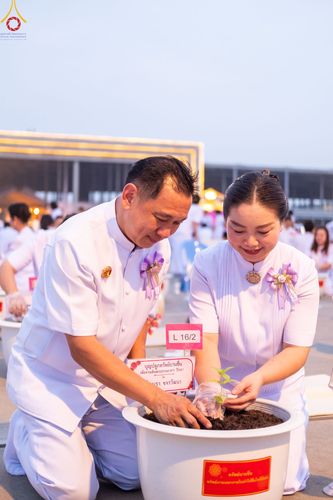 ภาพ No.90205:พิธีปลูกทรัพย์บานชื่น  เนื่องใน 139 ปี วันคล้ายวันเกิดด้วยรูปกายเนื้อ พระมงคลเทพมุนี (สด จนฺทสโร) พระผู้ปราบมาร วันอังคารที่ 10 ตุลาคม พ.ศ. 2566 ณ วัดพระธรรมกาย จ.ปทุมธานี