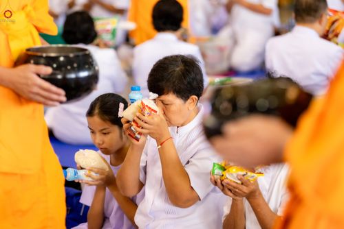 ภาพ No.318185:วันอาทิตย์ต้นเดือนที่ 5 เมษายน พ.ศ.2569 พิธีตักบาตร ณ บ้านแก้วเรือนทองคุณยายอาจารย์ฯ วัดพระธรรมกาย