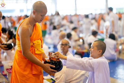 ภาพ No.311364:วันอาทิตย์ต้นเดือนที่ 1 มีนาคม พ.ศ.2569 พิธีตักบาตร และ พิธีบูชาข้าวพระ ณ สภาธรรมกายสากล วัดพระธรรมกาย