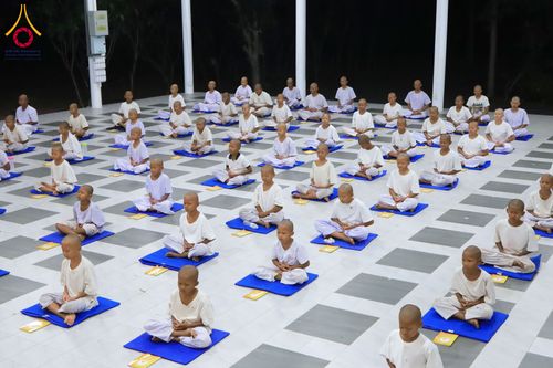 ภาพ No.319923:วันที่ 1 เมษายน พ.ศ.2569 นาคน้อยว่าที่สามเณรธรมทายาท จำนวน 98 คน  ร่วมกันสวดมนต์ทำวัตรเย็นและนั่งสมาธิ ณ ศูนย์ปฏิบัติธรรมบุรีรัมย์ จ.บุรีรัมย์