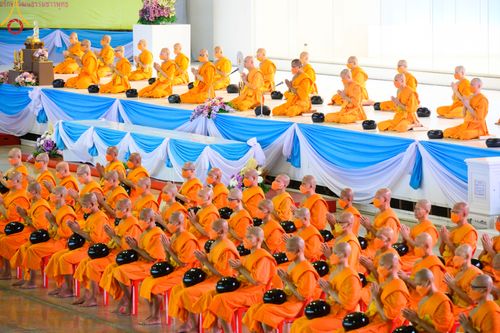 ภาพ No.78793:พิธีตักบาตร ข้าวสารอาหารแห้ง พิธีบูชาข้าวพระ ในวันอาทิตย์ต้นเดือนที่ 2 เมษายน พ.ศ. 2566