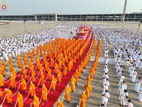 ภาพ No.79047:พิธีอัญเชิญองค์พระบรมพุทธเจ้า 24 องค์ เวียนประทักษิณรอบพระมหาธรรมกายเจดีย์ ณ วัดพระธรรมกาย  วันที่ 2 เมษายน พ.ศ. 2566