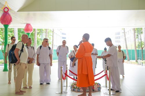 ภาพ No.326816:วันที่ 27-30 เมษายน พ.ศ.2569 ต้อนรับชาวต่างชาติจากประเทศมาเลเซีย ฝรั่งเศส เมียนมาร์ และศรีลังกา  เยี่ยมชมวัดพระธรรมกาย