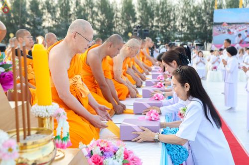 ภาพ No.302533:วันที่ 24 มกราคม พ.ศ. 2569 พิธีตักบาตรพระธรรมยาตรา ณ อนุสรณ์สถานลำดับที่ 5 สถานที่เผยแผ่วิชชาธรรมกายครั้งแรก อนุสรณ์สถานบางปลา วัดบางปลา อำเภอบางเลน จังหวัดนครปฐม ในโครงการธรรมยาตรา กตัญญูบูชา มหาปูชนียาจารย์ พระมงคลเทพมุนี(สด จนฺทสโร) พระผู้ปราบมาร อนุส