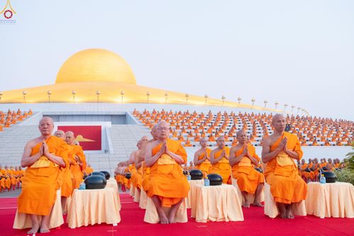 ภาพ No.279712:วันที่ 1 มกราคม พ.ศ.2569 พิธีตักบาตรในวันขึ้นปีใหม่ ณ ลานธรรม วัดพระธรรมกาย