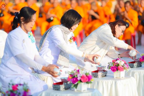 ภาพ No.292399:วันที่ 11 มกราคม พ.ศ. 2569 พิธีตักบาตรพระธรรมยาตรา ณ อนุสรณ์สถานคลองบางนางแท่น อ.สามพราน จ.นครปฐม ในโครงการธรรมยาตรา กตัญญูบูชา มหาปูชนียาจารย์ พระมงคลเทพมุนี(สด จนฺทสโร) พระผู้ปราบมาร อนุสรณ์สถาน 7 แห่ง ปีที่ 14