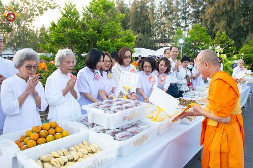 ภาพ No.288882:วันที่ 6 มกราคม พ.ศ. 2569 พิธีถวายภัตตาหารเป็นสังฆทาน แด่พระธรรมยาตรา ในโครงการธรรมยาตรา กตัญญูบูชา มหาปูชนียาจารย์ พระมงคลเทพมุนี(สด จนฺทสโร) พระผู้ปราบมาร อนุสรณ์สถาน 7 แห่ง ปีที่ 14 ณ อนุสรณ์สถานมหาวิหารพระมงคลเทพมุนี (โลตัสแลนด์) อ.สองพี่น้อง จ.สุพรร