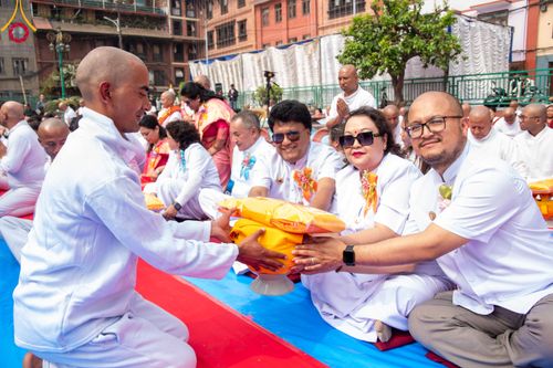 ภาพ No.313435:วันพฤหัสบดีที่ 12 มีนาคม พ.ศ. 2569 พิธีมอบบาตรและผ้าไตรในโครงการบรรพชาสามเณร 500 รูป  ณ นาคบาฮาล (Nagbahal) ประเทศเนปาล