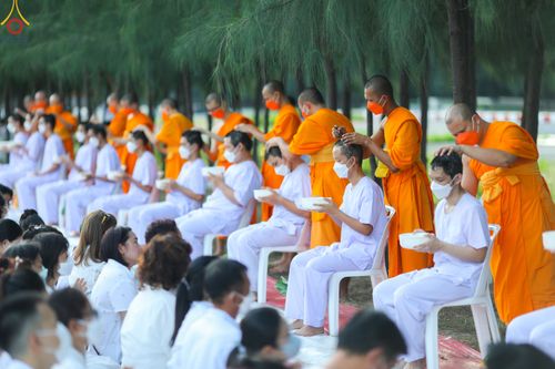 ภาพ No.82597:พิธีตัดปอยผมและปลงผมนาคธรรมทายาท ในโครงการอุปสมบทหมู่ธรรมทายาทพุทธศาสตร์สากล รุ่นที่ 7 (ภาคฤดูฝน) วันอาทิตย์ที่ 11 มิถุนายน พ.ศ. 2566 ณ  วัดพระธรรมกาย