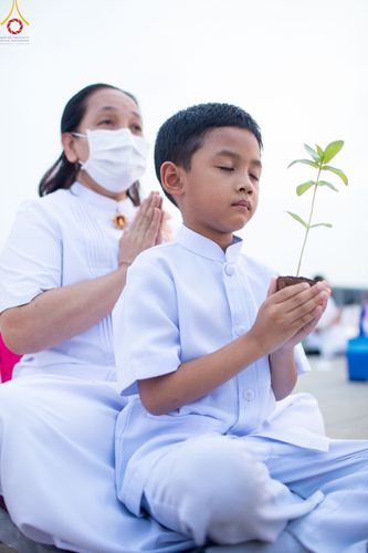 ภาพ No.90180:พิธีปลูกทรัพย์บานชื่น  เนื่องใน 139 ปี วันคล้ายวันเกิดด้วยรูปกายเนื้อ พระมงคลเทพมุนี (สด จนฺทสโร) พระผู้ปราบมาร วันอังคารที่ 10 ตุลาคม พ.ศ. 2566 ณ วัดพระธรรมกาย จ.ปทุมธานี