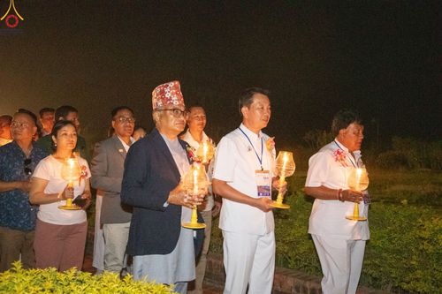 ภาพ No.78234:พิธีจุดประทีปและเวียนประทักษิณถวายเป็นพุทธบูชา ในโครงการบรรพชาสามเณรหมู่ ณ ลุมพินีวัน ประเทศเนปาล  วันที่ 16 มีนาคม พ.ศ. 2566