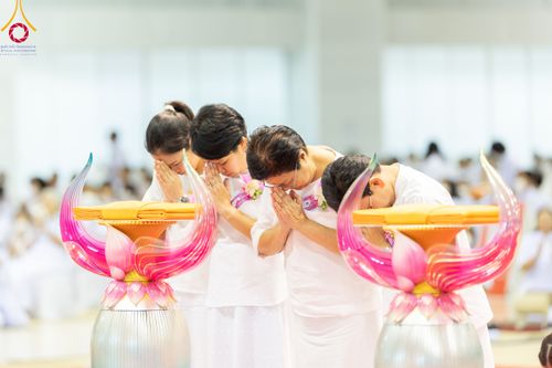 ภาพ No.86365:วันธรรมชัย ปีที่ 55 พิธีทอดผ้าป่ากฐินสมทบครั้งที่1, พิธีเจริญพุทธมนต์ ลูกนิมิตมหาสมบัติฯ พิธีจุดประทีป,พิธีฉลองชัยสวดมนต์บทธัมมจักกัปปวัตนสูตร วันอาทิตย์ที่ 27 สิงหาคม พ.ศ.2566 ณ สภาธรรมกายสากล / มหารัตนวิหารคด วัดพระธรรมกาย