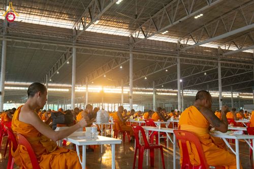 ภาพ No.303981:วันที่ 28 มกราคม พ.ศ. 2569 พิธีถวายภัตตาหารเป็นสังฆทาน แด่พระธรรมยาตรา ณ วัดพระธรรมกาย  จังหวัดปทุมธานี ในโครงการธรรมยาตรา กตัญญูบูชา มหาปูชนียาจารย์ พระมงคลเทพมุนี(สด จนฺทสโร) พระผู้ปราบมาร อนุสรณ์สถาน 7 แห่ง ปีที่ 14