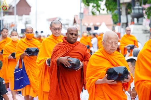 ภาพ No.126203:พิธีทำบุญเมืองนครราชสีมา ฉลอง 556 ปี ตักบาตรพระ 10,000 รูป ในวันเสาร์ที่ 2 มีนาคม พ.ศ.2567 ณ อนุสาวรีย์ท้าวสุรนารี จ.นครราชสีมา จัดโดย คณะสงฆ์จังหวัดนครราชสีมา ร่วมกับสำนักงานจังหวัดนครราชสีมา