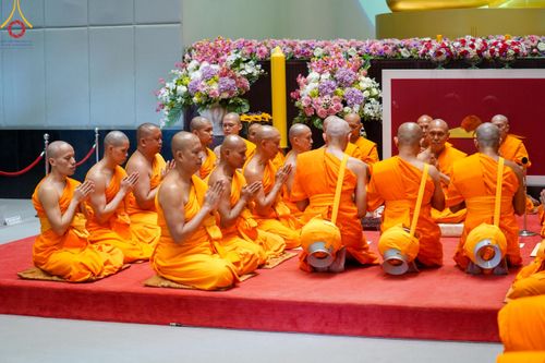 ภาพ No.199830:โครงการอุปสมบทหมู่บูชาธรรม 116 ปี คุณยายอาจารย์มหารัตนอุบาสิกาจันทร์ ขนนกยูง โครงการอุปสมบทหมู่ธรรมทายาท ระดับอุดมศึกษา รุ่นที่ 51 ภาคฤดูหนาว  ณ โบสถ์พระไตรปิฏก วัดพระธรรมกาย จ.ปทุมธานี  วันที่ 11 มกราคม พ.ศ. 2568 โดยมีพระครูปลัดรัตนวีรวัฒน์ เจ้าอาวาสวัด