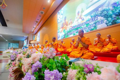 ภาพ No.139225:พิธีตักบาตร , พิธีบูชาข้าวพระ ณ ห้องแก้วสารพัด 1 สภาธรรมกายสากล วัดพระธรรมกาย วันอาทิตย์ต้นเดือนที่ 2 มิถุนายน พ.ศ. 2567